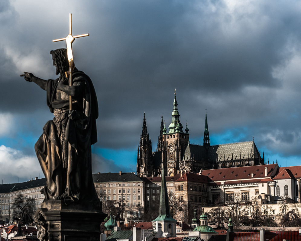 Прага в золотом свете